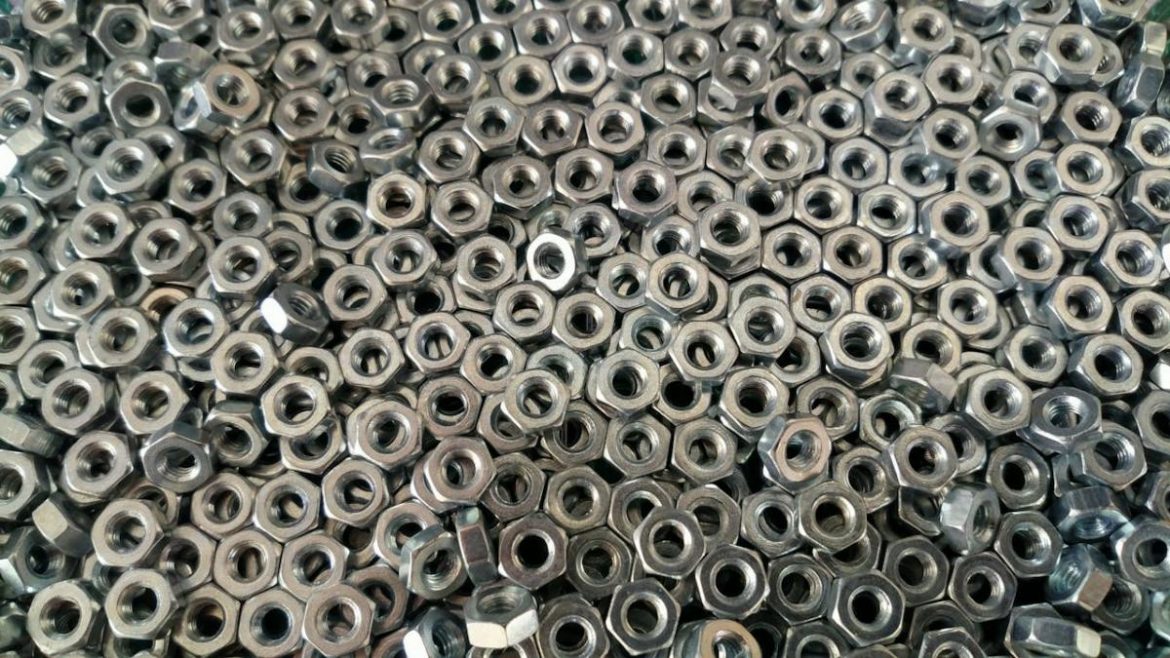 Bulloni e tiranti per applicazioni industriali – standard internazionali e personalizzazioni